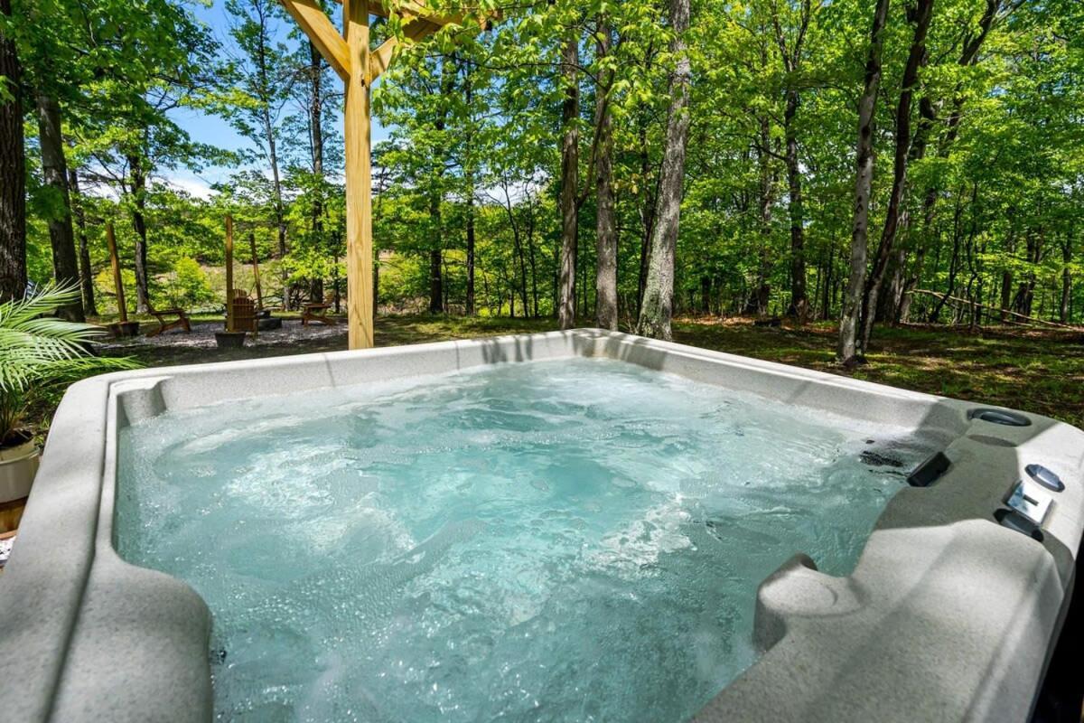 Modernized Log Cabin W Hot Tub Fire Pit & Views Berkeley Springs Ngoại thất bức ảnh